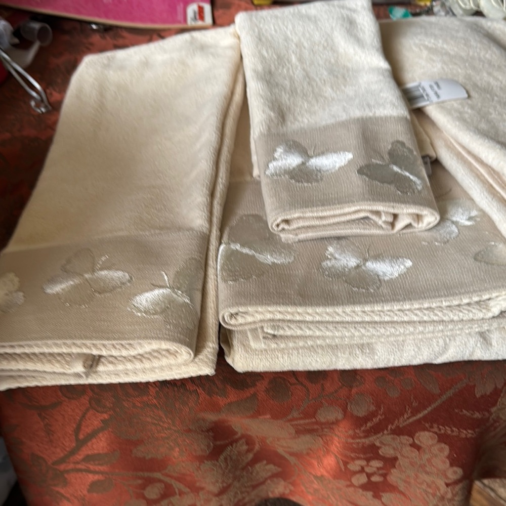 Avanti New With Tags Elegant Cream Butterfly Towels